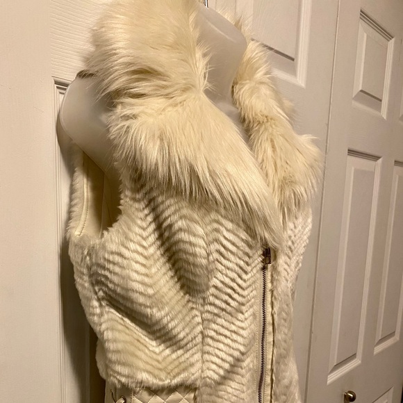 GUESS Womens Piper Faux Fur Vest - Picture 2 of 15